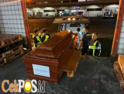 Tim DVI Polda Jatim Kembali Serahkan Jenazah Korban KM Mutiara Sentosa II Asal Sumatera dan Sulawesi kepada Keluarga