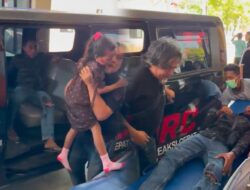 Tumpahan Minyak Goreng Picu Laka Tunggal, URC Satreskrim Polres Sampang Sigap Evakuasi Empat Korban