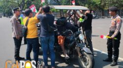 Sambut HUT ke-81 RI, Polres Pelabuhan Tanjung Perak Bagikan Bendera Merah Putih kepada Pengendara