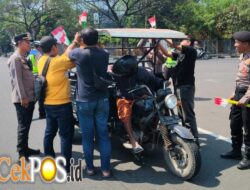 Sambut HUT ke-81 RI, Polres Pelabuhan Tanjung Perak Bagikan Bendera Merah Putih kepada Pengendara