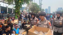 Polwan Sapa Pejuang Aspirasi, Bagikan Makanan dan Minuman di DPR