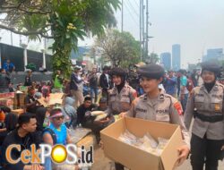 Polwan Sapa Pejuang Aspirasi, Bagikan Makanan dan Minuman di DPR