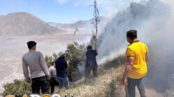 Karhutla Bromo: Api Mengarah ke Ngadisari, Polres Probolinggo Gerak Cepat Padamkan Api di Blok Seruni