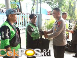 Sambut HUT Lalu Lintas ke-71, Polres Pelabuhan Tanjung Perak Salurkan Bansos dan Rangkul Komunitas Ojol