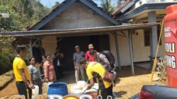 Polres Trenggalek Distribusikan Air Bersih ke Pelosok Desa Melalui Patroli Gentong dan Kendil