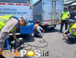 Tingkatkan Kepatuhan dan Tekan Polusi, Satlantas Polres Pelabuhan Tanjung Perak Gelar Operasi Gabungan di Jalan Pegirian