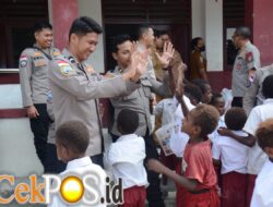 Satgas Damai Cartenz Bagikan Tas dan Alat Tulis untuk Masa Depan Papua