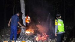 Respons Cepat, Polsek Widodaren dan Tim Gabungan Padamkan Titik Api Karhutla di Ngawi