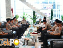 Perkuat Sinergi dengan Ulama, Kapolri Silaturahmi dengan Rais Aam PBNU di Surabaya