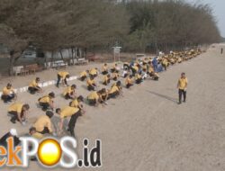 Green Policing : Polresta Tuban Bersihkan Sampah dan Tanam 200 Cemara di Pantai Jenu