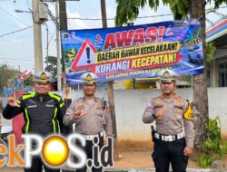 Peduli Keselamatan Pengguna Jalan, Satlantas Polres Bangkalan Pasang Banner Imbauan di Jalur Raya Galis